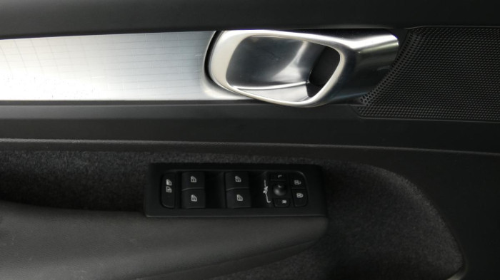 Volvo XC40 B3 Core DCT na operativní leasing