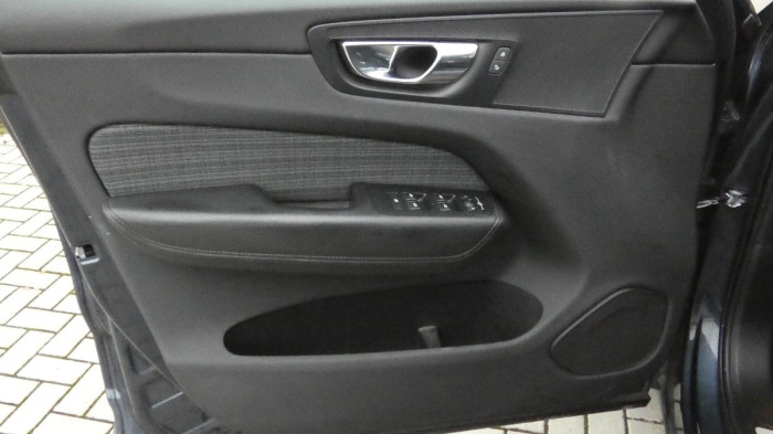 Volvo XC60 B4 AWD Momentum Pro na operativní leasing