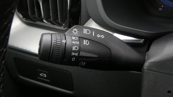 Volvo XC60 B4 mHEV AWD Plus Dark na operativní leasing