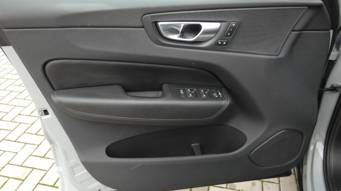 Volvo XC60 B4 mHEV AWD Plus Dark na operativní leasing