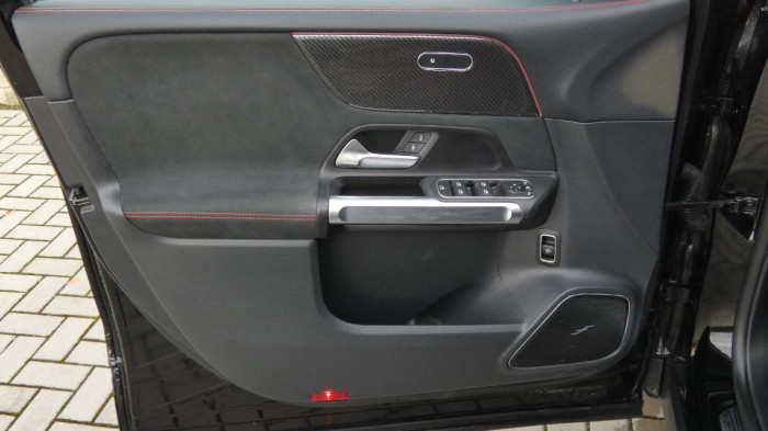 Mercedes-Benz GLB 35 4MATIC AMG na operativní leasing