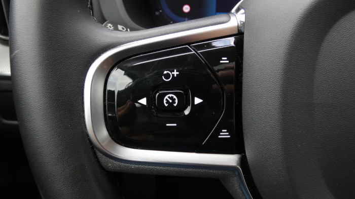 Volvo XC60 B4 mHEV AWD Plus Dark na operativní leasing