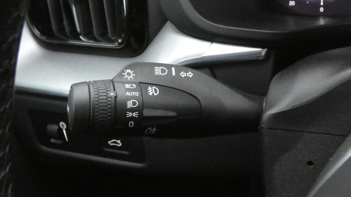 Volvo XC60 B4 AWD Momentum Pro na operativní leasing