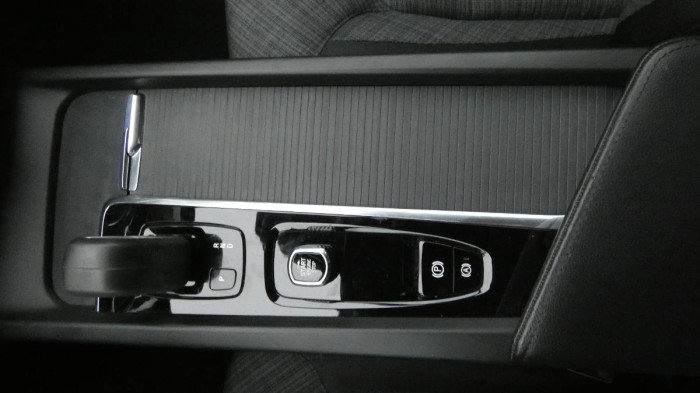 Volvo XC60 B4 AWD Momentum Pro na operativní leasing