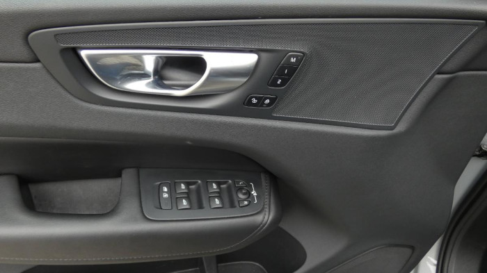 Volvo XC60 B4 mHEV AWD Plus Dark na operativní leasing