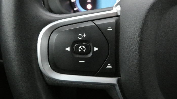 Volvo XC60 B4 AWD Momentum Pro na operativní leasing