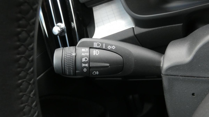 Volvo XC40 B3 Core DCT na operativní leasing