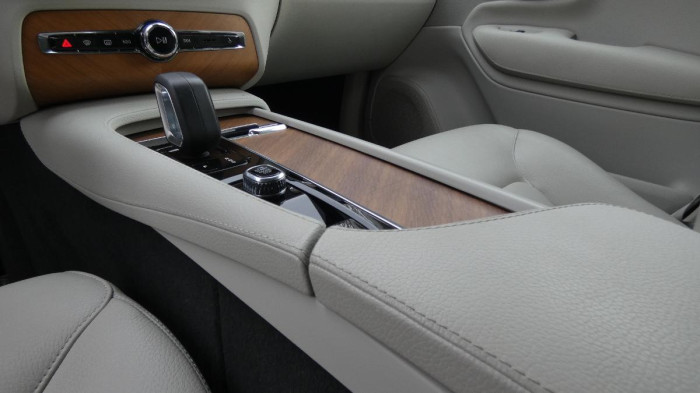 Volvo XC90 B5 AWD Momentum PRO 7 MÍST na operativní leasing