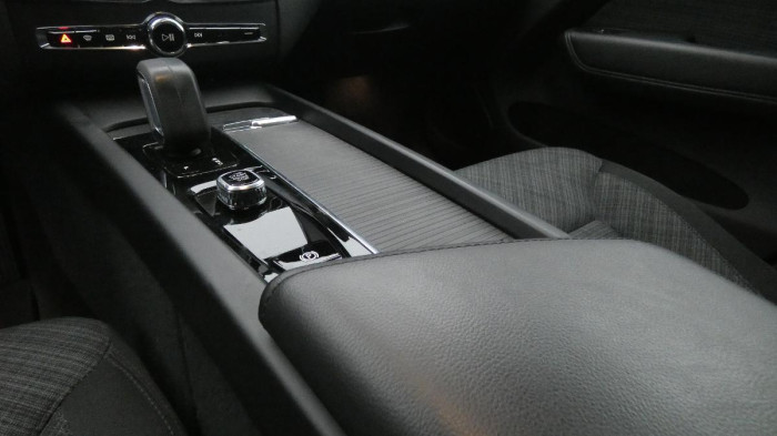 Volvo XC60 B4 AWD Momentum Pro na operativní leasing