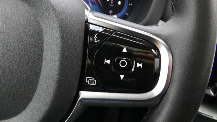 Volvo XC60 B4 mHEV AWD Plus Dark na operativní leasing