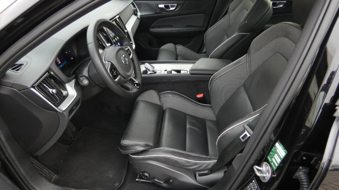 Volvo S60 B5 AWD Ultimate Dark na operativní leasing