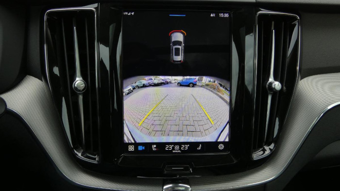 Volvo XC60 B4 mHEV AWD Plus Dark na operativní leasing