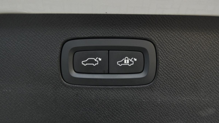 Volvo XC90 B5 AWD Momentum PRO 7 MÍST na operativní leasing