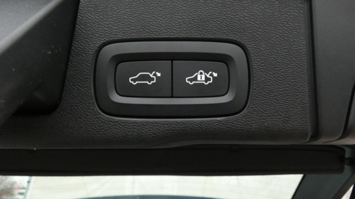 Volvo XC60 B4 AWD Momentum Pro na operativní leasing