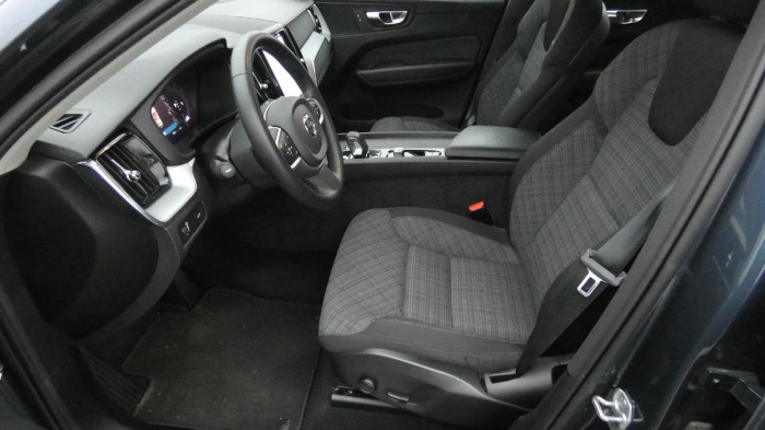 Volvo XC60 B4 AWD Momentum Pro na operativní leasing