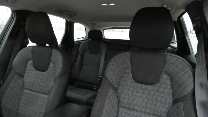 Volvo XC60 B4 AWD Momentum Pro na operativní leasing