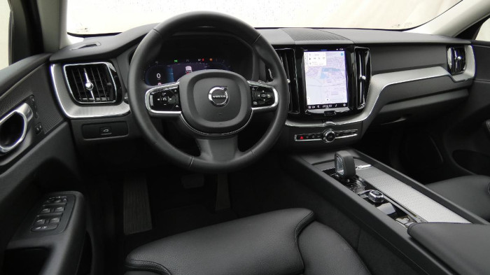 Volvo XC60 B4 mHEV AWD Plus Dark na operativní leasing