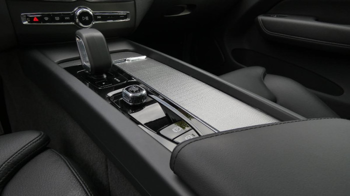 Volvo XC60 B4 mHEV AWD Plus Dark na operativní leasing