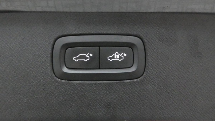 Volvo XC90 B5 AWD Drive-E Plus Bright na operativní leasing