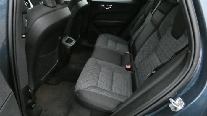 Volvo XC60 B4 AWD Momentum Pro na operativní leasing