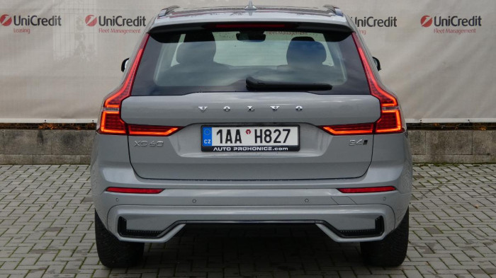 Volvo XC60 B4 mHEV AWD Plus Dark na operativní leasing