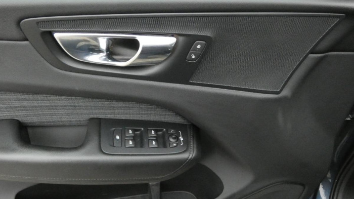 Volvo XC60 B4 AWD Momentum Pro na operativní leasing