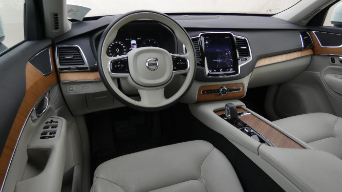 Volvo XC90 B5 AWD Momentum PRO 7 MÍST na operativní leasing