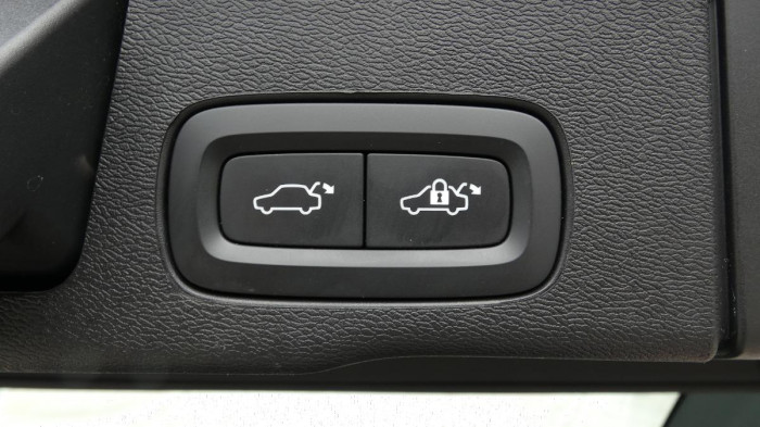 Volvo XC60 B4 mHEV AWD Plus Dark na operativní leasing